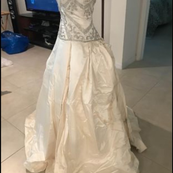 Eve of Milady Wedding Dress Size 4 - Picture 9 of 10